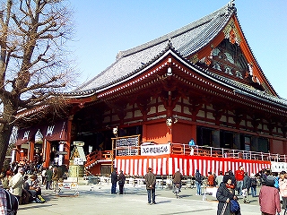 浅草寺　側面に豆まきの台